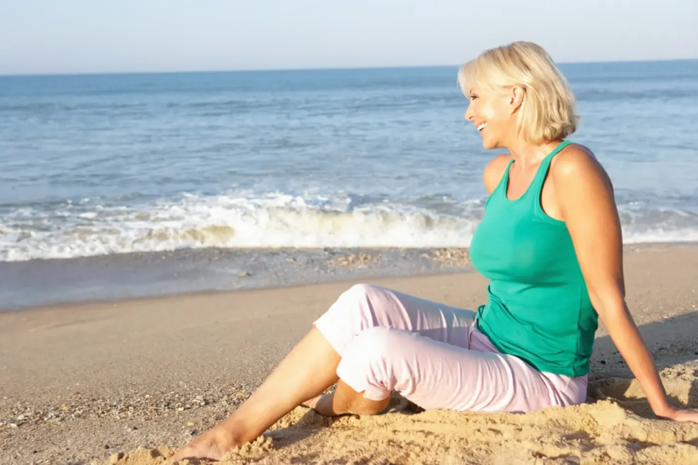 Frau entspannt am Wasser als Motiv für einen gerahmten Abzug