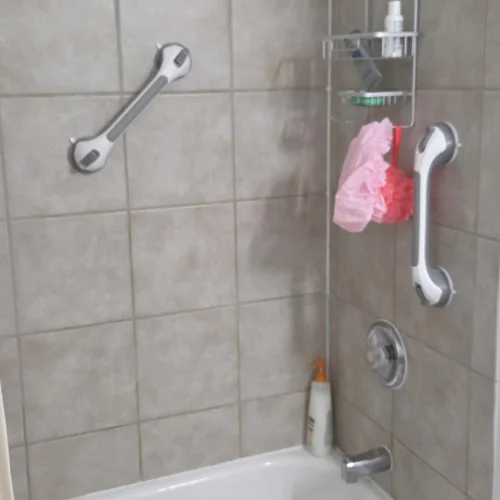 Haltegriff montiert im Badezimmer